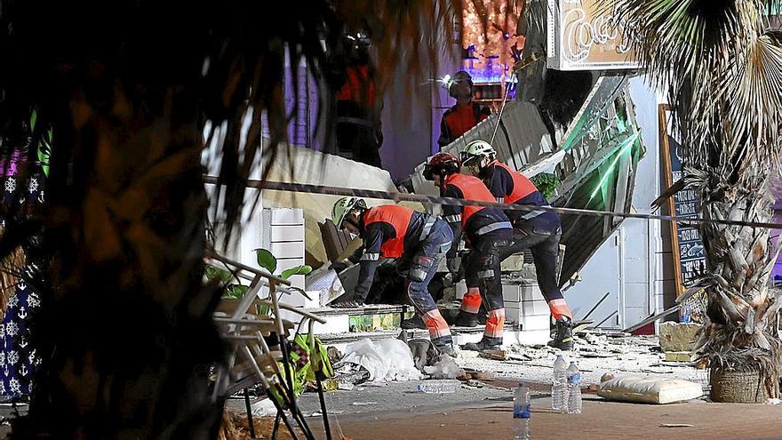 Los bomberos buscan entre los restos de la terraza que se vino abajo en el Medusa Beach Club de la Playa de Palma.