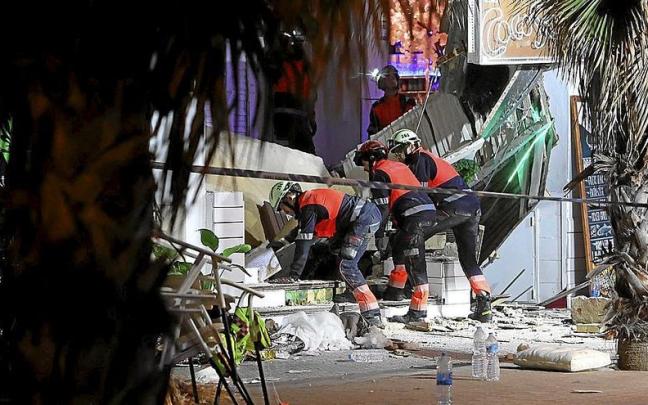 Los bomberos buscan entre los restos de la terraza que se vino abajo en el Medusa Beach Club de la Playa de Palma.