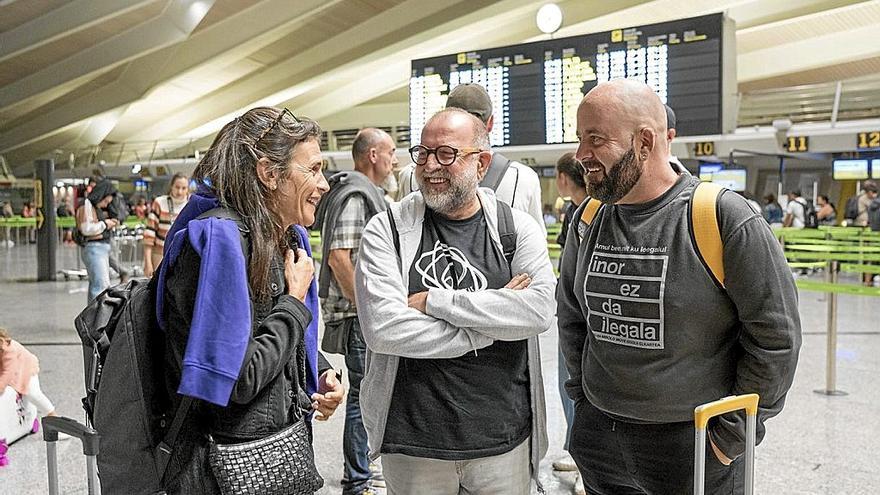 Nerea Melgosa, Peio García, de la ONG Zaporeak,  y Xabier Legarreta, en el aeropuerto de Bilbao. | FOTO: IREKIA