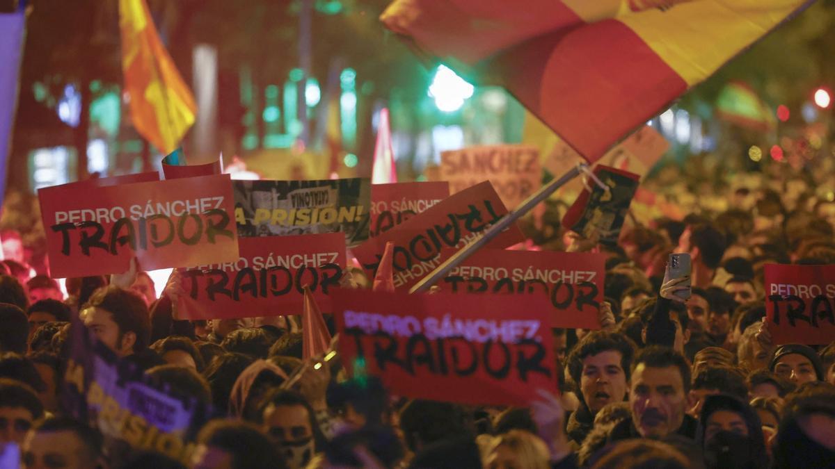 Miles de personas volvieron a concentrarse ayer ante la sede del PSOE en Ferraz en una revuelta que trató de acercarse al Congreso y a otros puntos de Madrid.