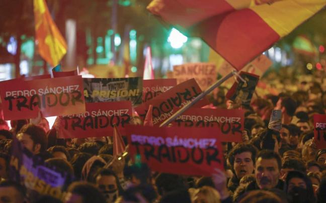 Miles de personas volvieron a concentrarse ayer ante la sede del PSOE en Ferraz en una revuelta que trató de acercarse al Congreso y a otros puntos de Madrid. Miles de personas volvieron a concentrarse ayer ante la sede del PSOE en Ferraz en una revuelta que trató de acercarse al Congreso y a otros puntos de Madrid.