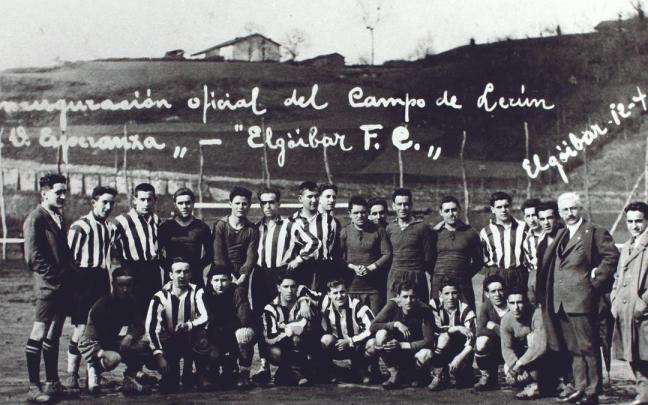 Histórica fotografía de la inauguración del campo de fútbol de Lerun el 12 de abril de 1925