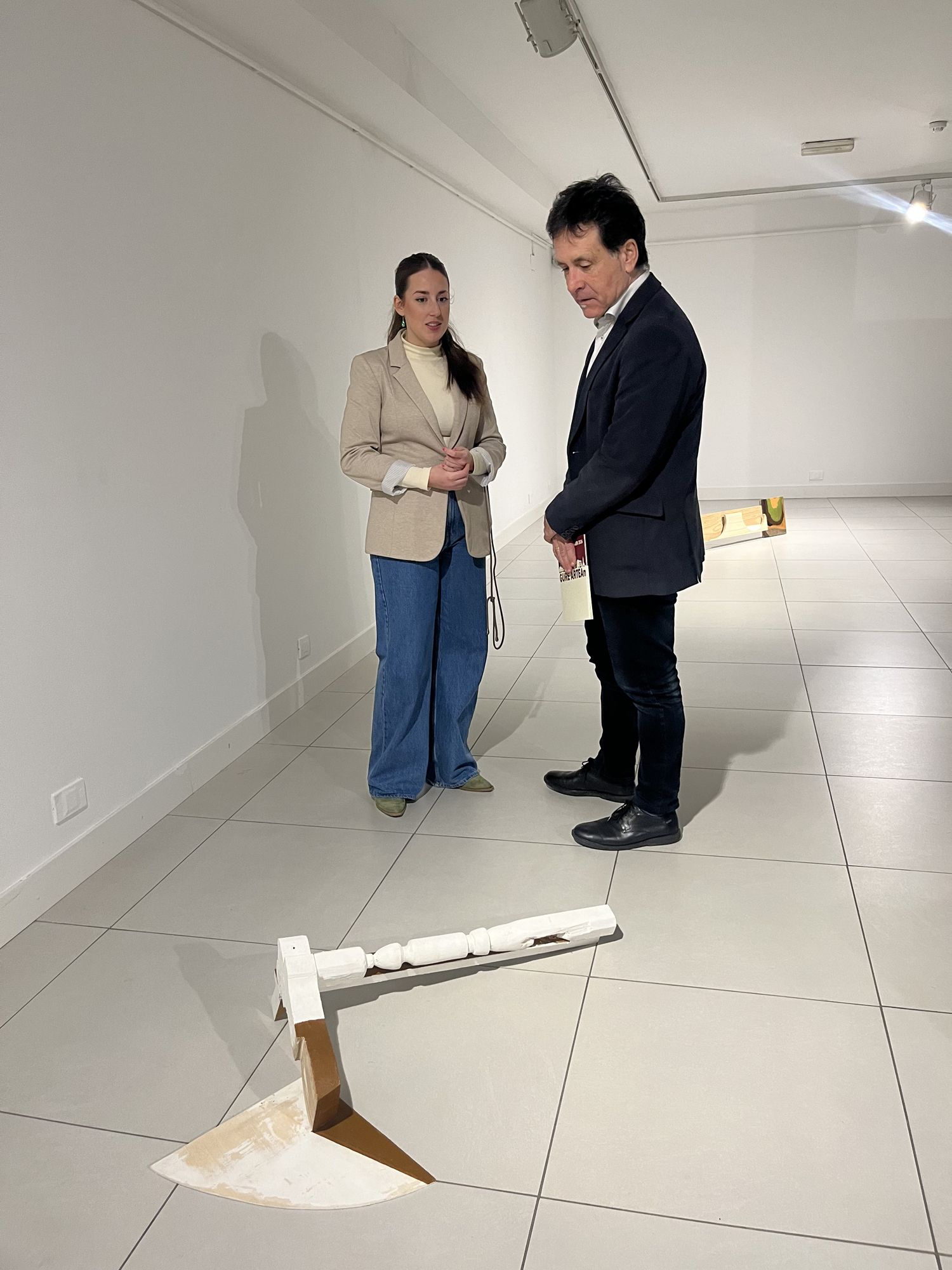 Asier Iragorri observando una pieza de Andoni Atrio