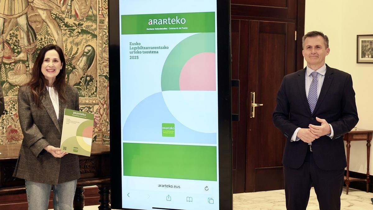 Mancisidor ha entregado la memoria del Ararteko a la presidenta del Parlamento Vasco, Bakartxo Tejeria