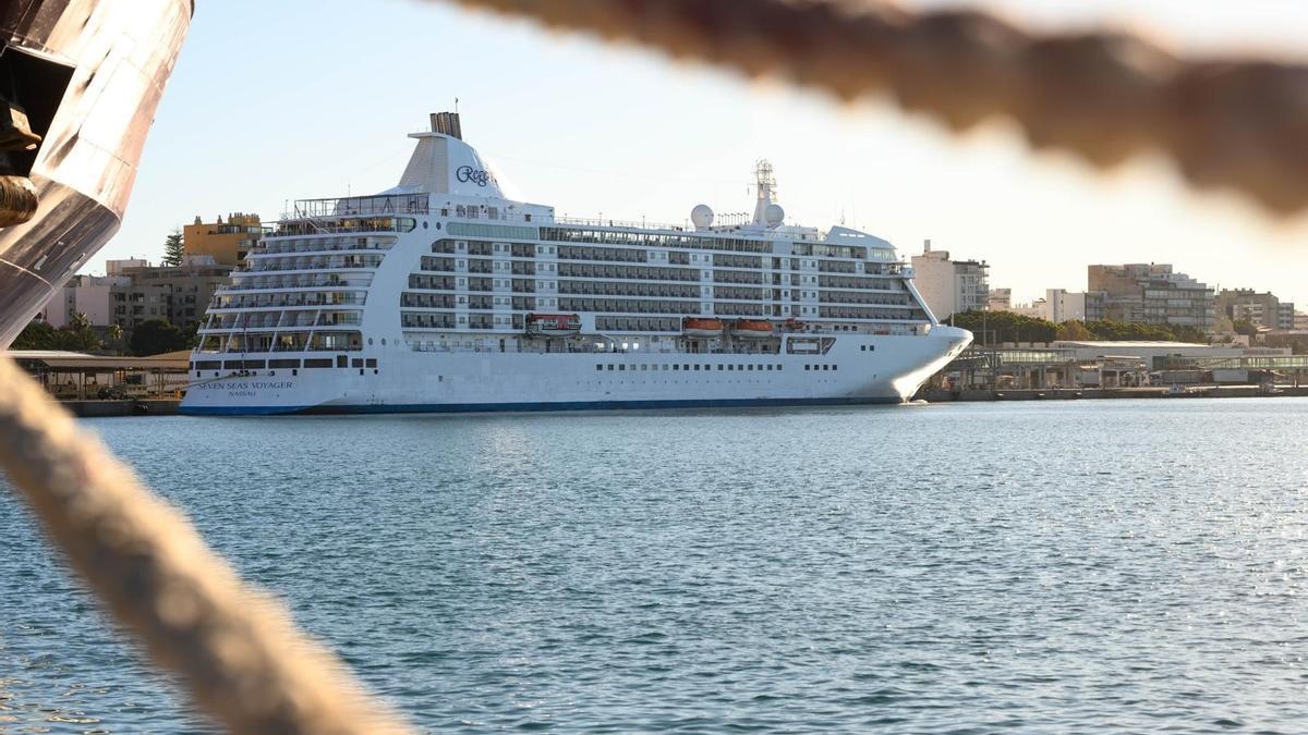 Un crucerto atracado en el Puerto de Almería