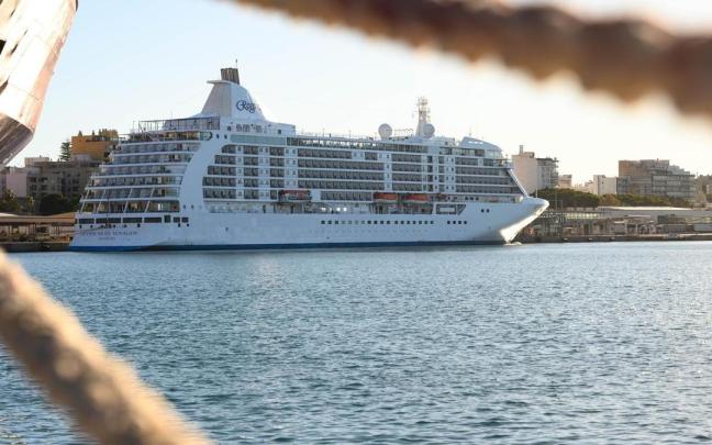Un crucerto atracado en el Puerto de Almería
