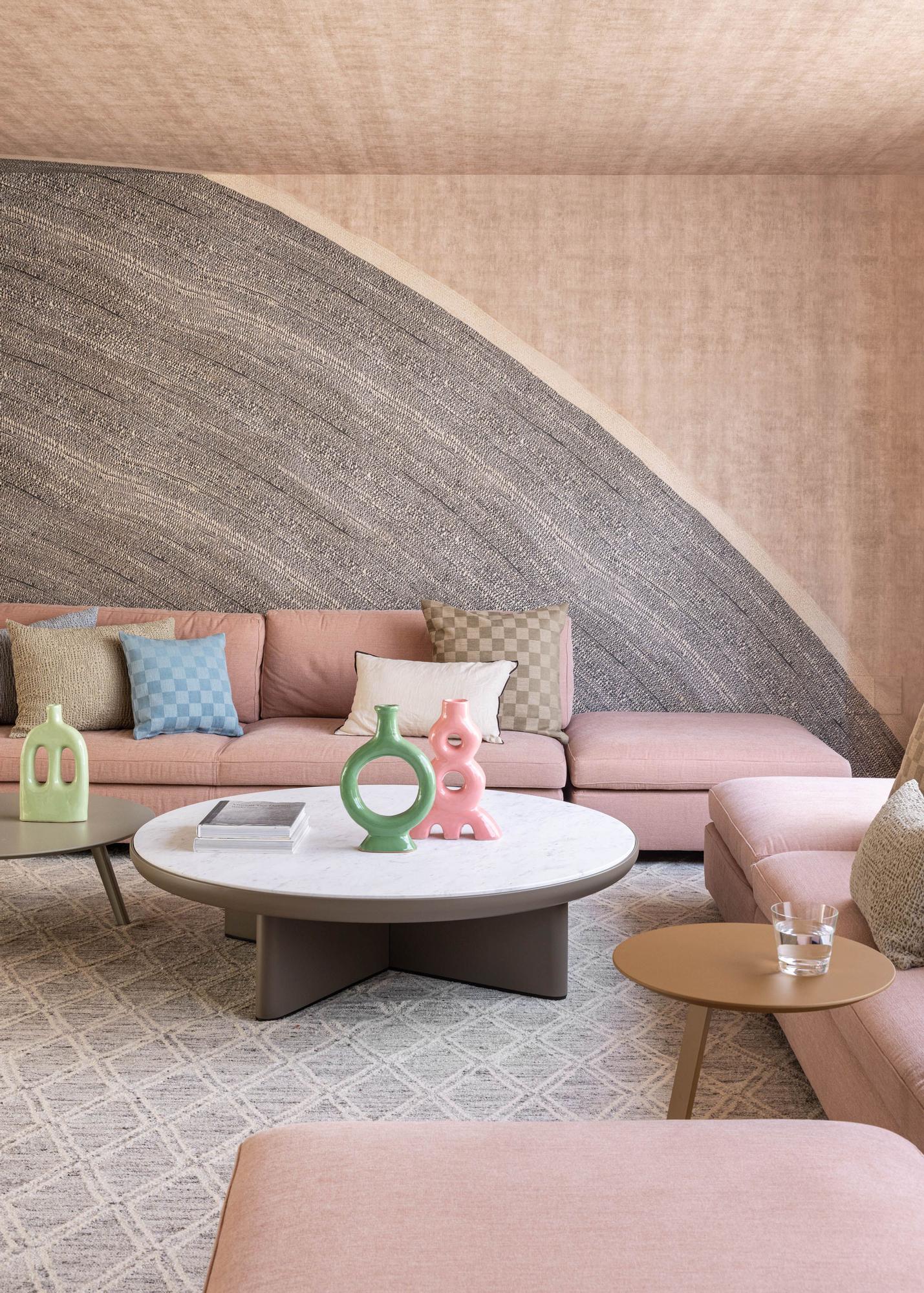 Las líneas curvas se extienden por paredes y techo.