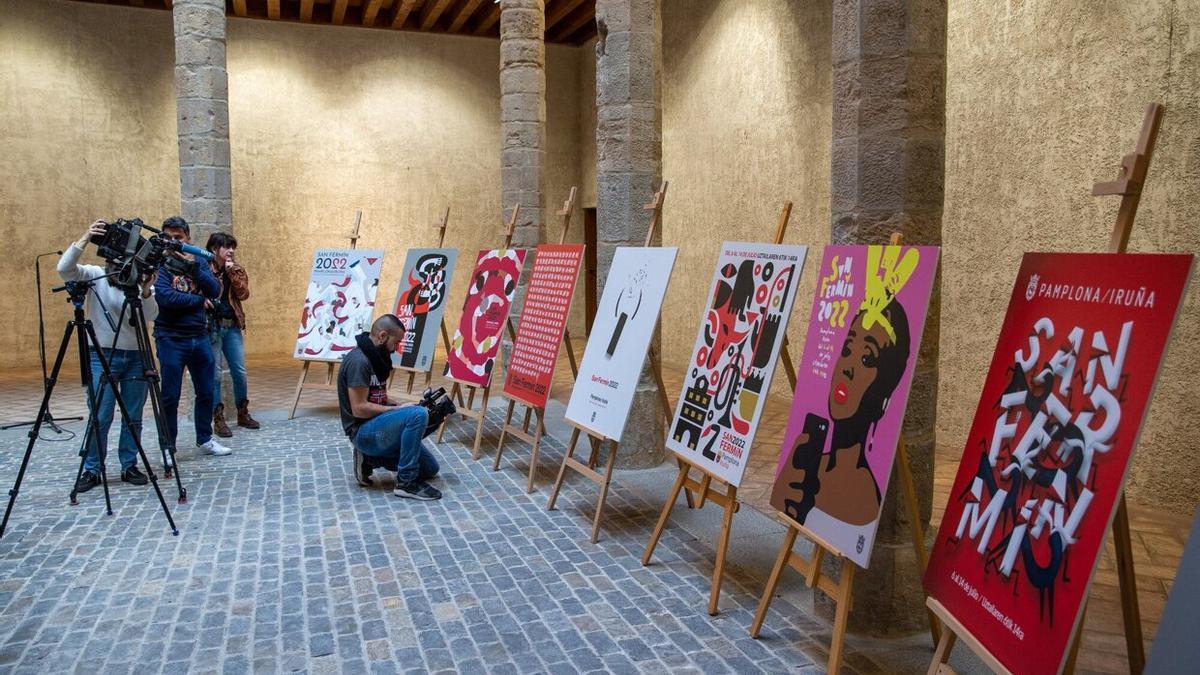 Presentación de las 10 obras finalistas del concurso de carteles de San Fermín de 2022.