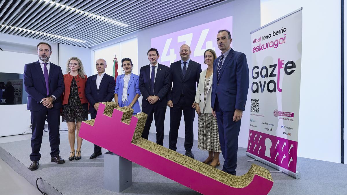 Los consejeros, con responsables de las entidades financieras hoy en Bilbao.