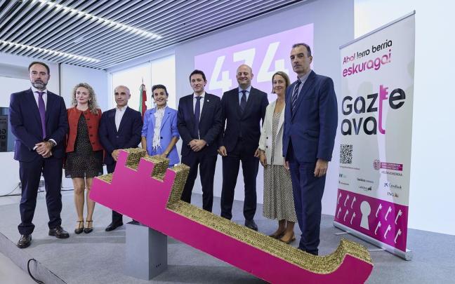 Los consejeros, con responsables de las entidades financieras hoy en Bilbao.