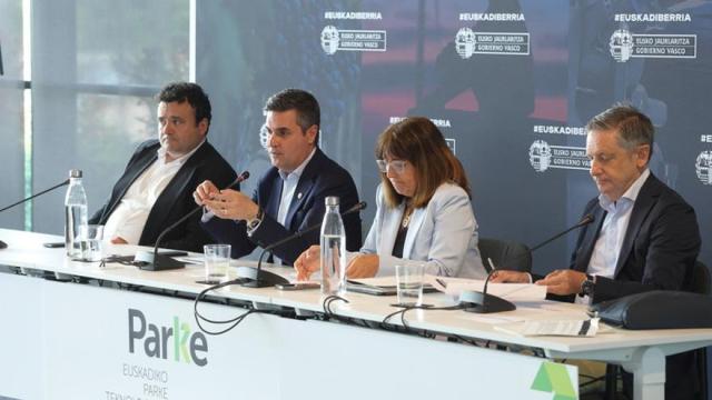 El consejero de Industria, Transición Energética y Sostenibilidad, Mikel Jauregi, y la consejera de Alimentación, Desarrollo Rural, Agricultura y Pesca, Amaia Barredo, han presentado esta mañana la “Ley de Medidas Urgentes de Sim
