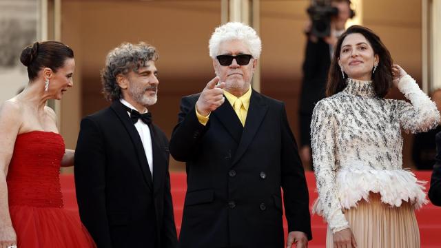 En imágenes: Almodóvar desafía a la mala suerte de amarillo en la alfombra roja de Cannes