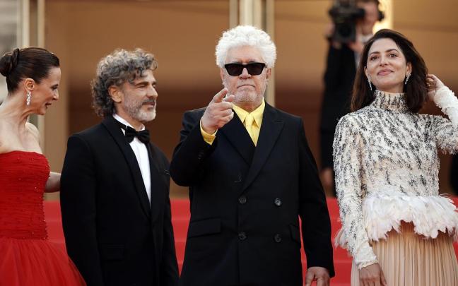 En imágenes: Almodóvar desafía a la mala suerte de amarillo en la alfombra roja de Cannes