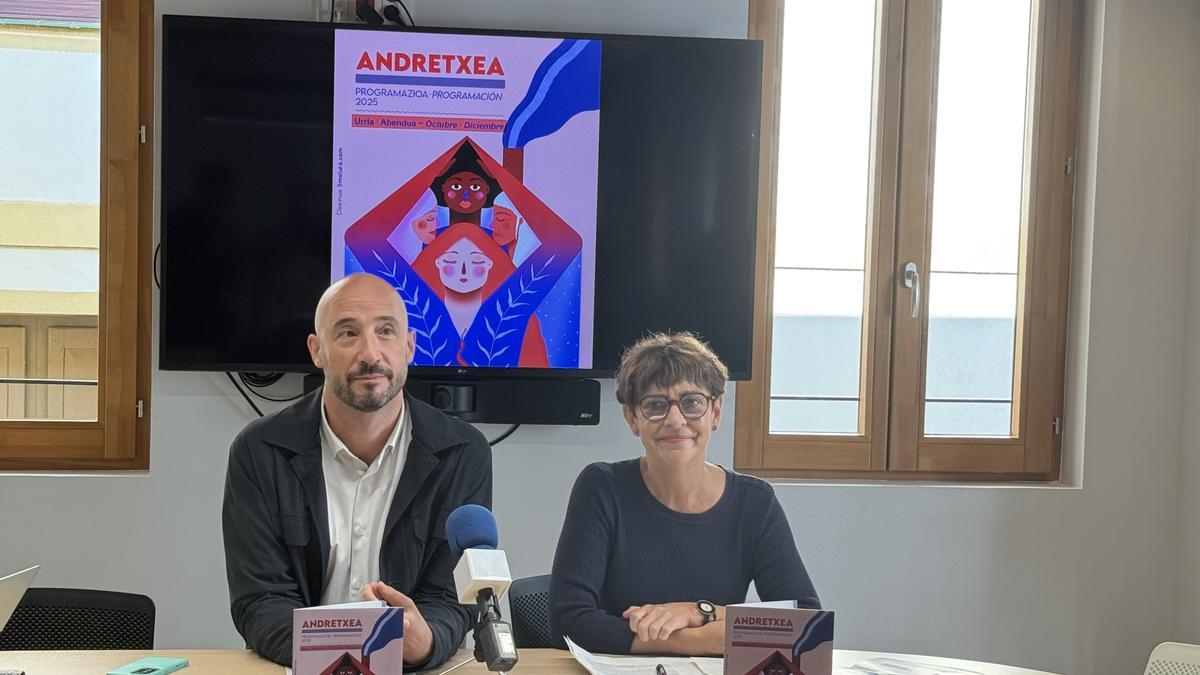 Jon Iraola y la concejala de Igualdad Elena Ibáñez presentaron la agenda de actividades que ofertará Andretxea los próximos meses.