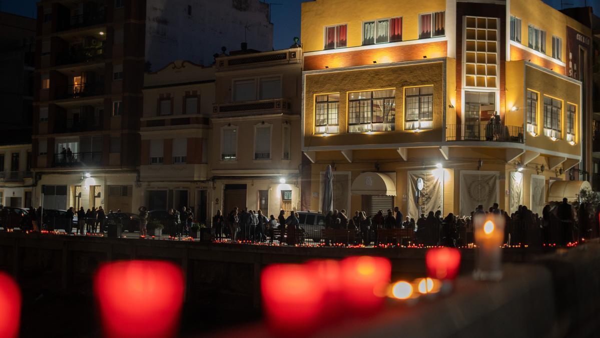 En imágenes: Decenas de velas en la rambla del Poyo homenajean a los fallecidos en la dana