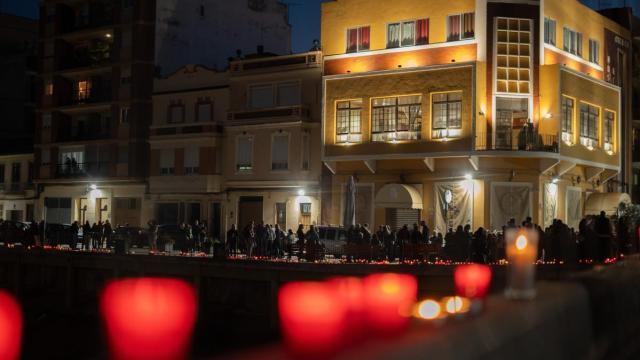 En imágenes: Decenas de velas en la rambla del Poyo homenajean a los fallecidos en la dana
