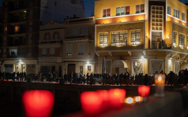 En imágenes: Decenas de velas en la rambla del Poyo homenajean a los fallecidos en la dana