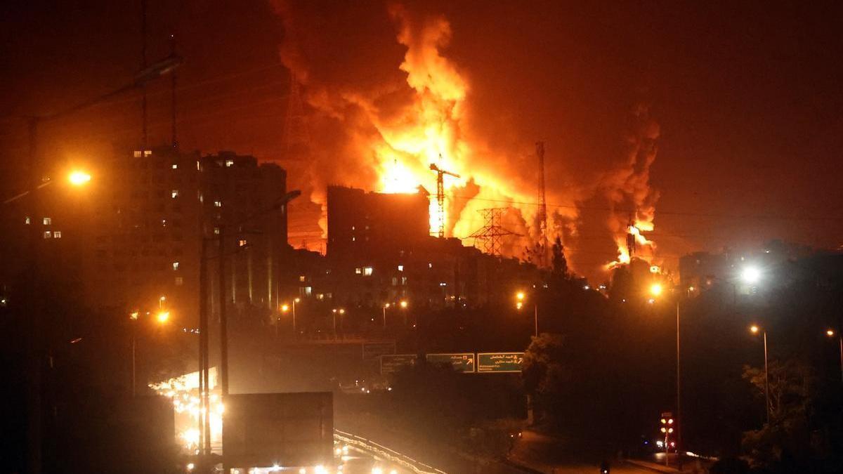 Las llamas y el humo del depósito de combustible de Shahran, en el oeste de Teherán (Irán), tras los ataques de Israel.
