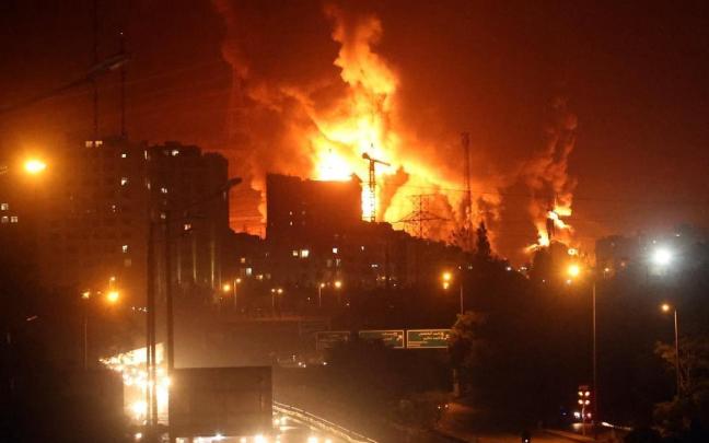 Las llamas y el humo del depósito de combustible de Shahran, en el oeste de Teherán (Irán), tras los ataques de Israel.