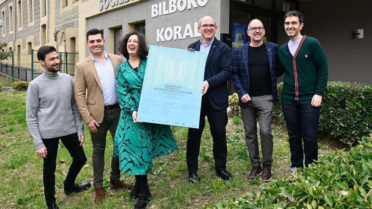 Lorea Bilbao e Iñigo Alberdi, enre otros, un momento antes de la presentación.