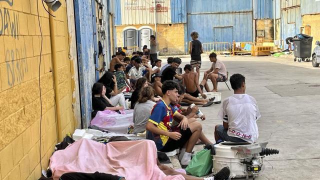 Cientos de migrantes descansaban ayer en las calles de Ceuta.