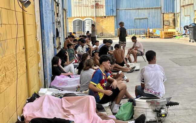 Cientos de migrantes descansaban ayer en las calles de Ceuta.