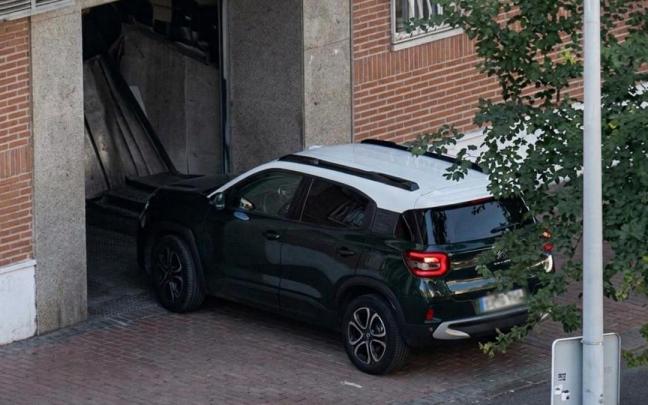 Imagen del momento en el que un vehículo choca contra un portal