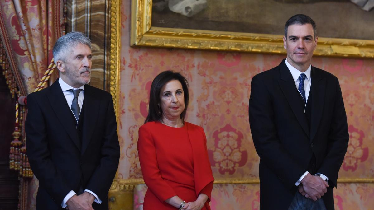 El ministro de Interior, Fernando Grande-Marlaska, la ministra de Defensa, Margarita Robles y el presidente del Gobierno español, Pedro Sánchez, en un acto oficial.