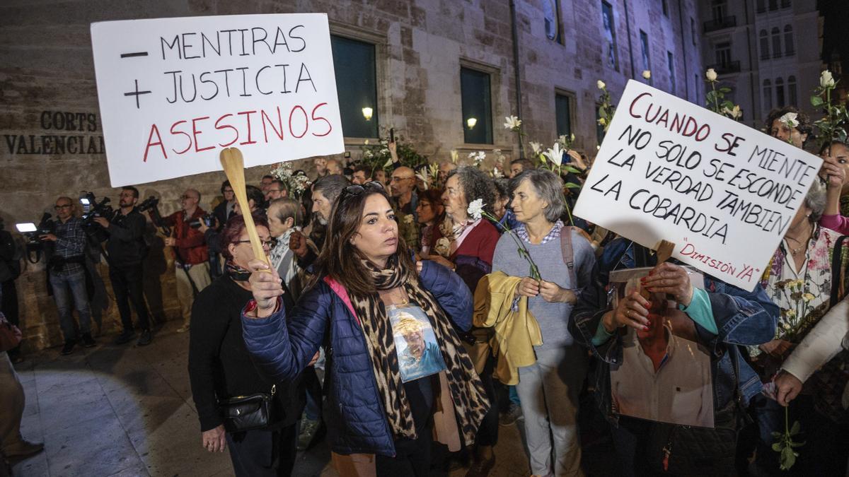 Manifestación bajo el lema 'Mazón a prisión'