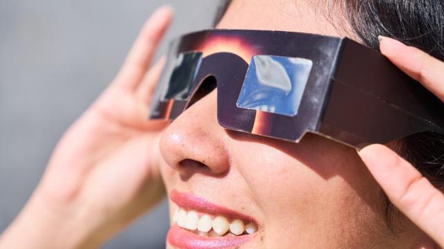 Mujer con gafas solares para eclipse.