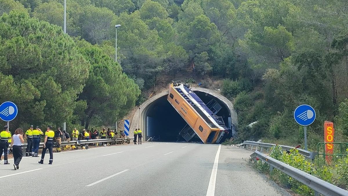 Imagen del bus accidentado en Pineda.