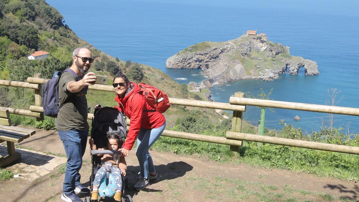 BERMEO. En la imagen turistas iniciando el recorrido a la ermita de San Juan de Gaztelugatxe