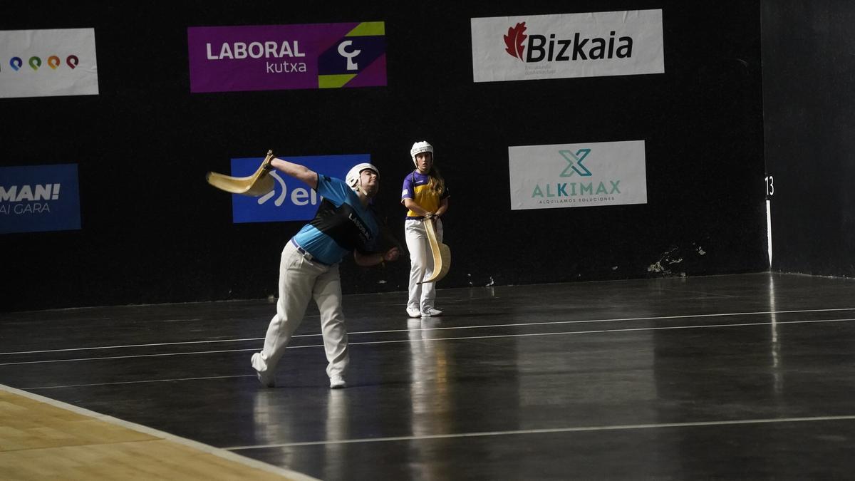 Ihart Arakistain y Maia Goikoetxea se clasifican para los cuartos de final del Euskotren Women Winter Series tras ganar a Maite y Oaia en Durango.