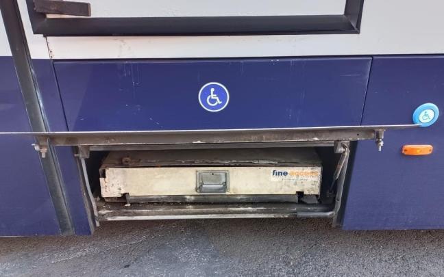 Imagen de la rampa del autobús escolar.