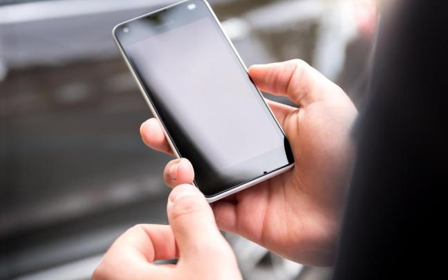 Una persona con su teléfono móvil