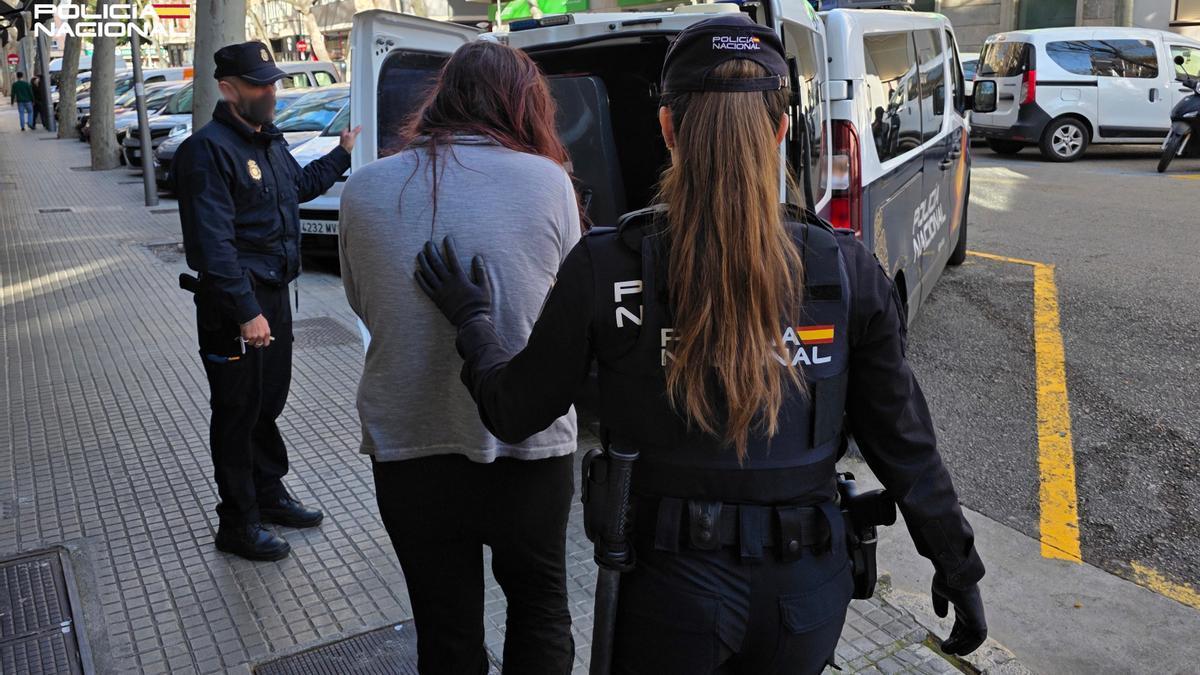 La mujer detenida, conducida por agentes.