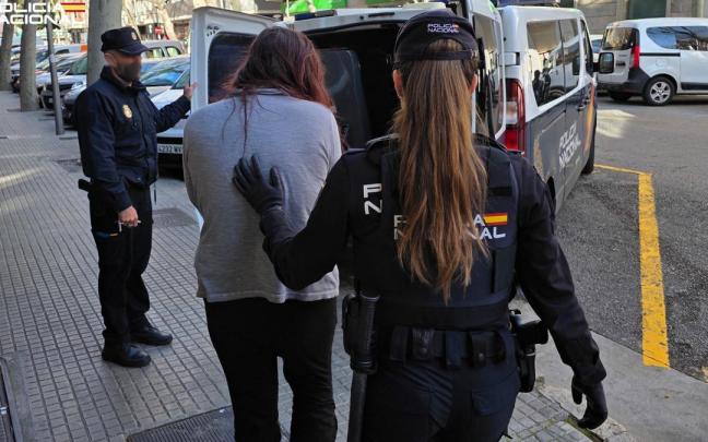 La mujer detenida, conducida por agentes.