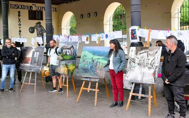 Ganadores pintura aire libre Artziniega de 2024 junto a sus obras / Ayuntamiento de Artziniega Ganadores pintura aire libre Artziniega de 2024 junto a sus obras