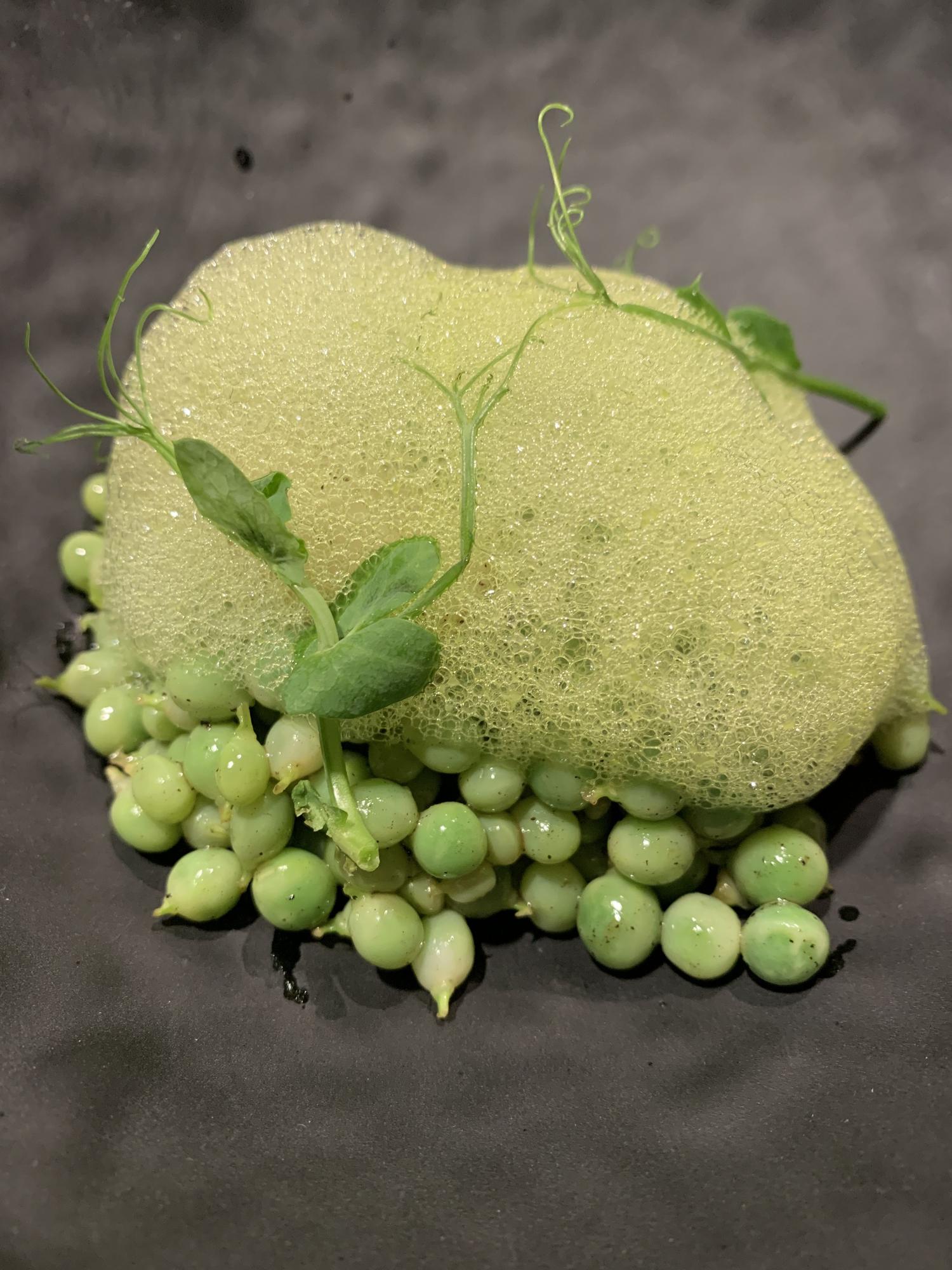 Espárragos con su aire y guisantes salteados con aceite de jamón.