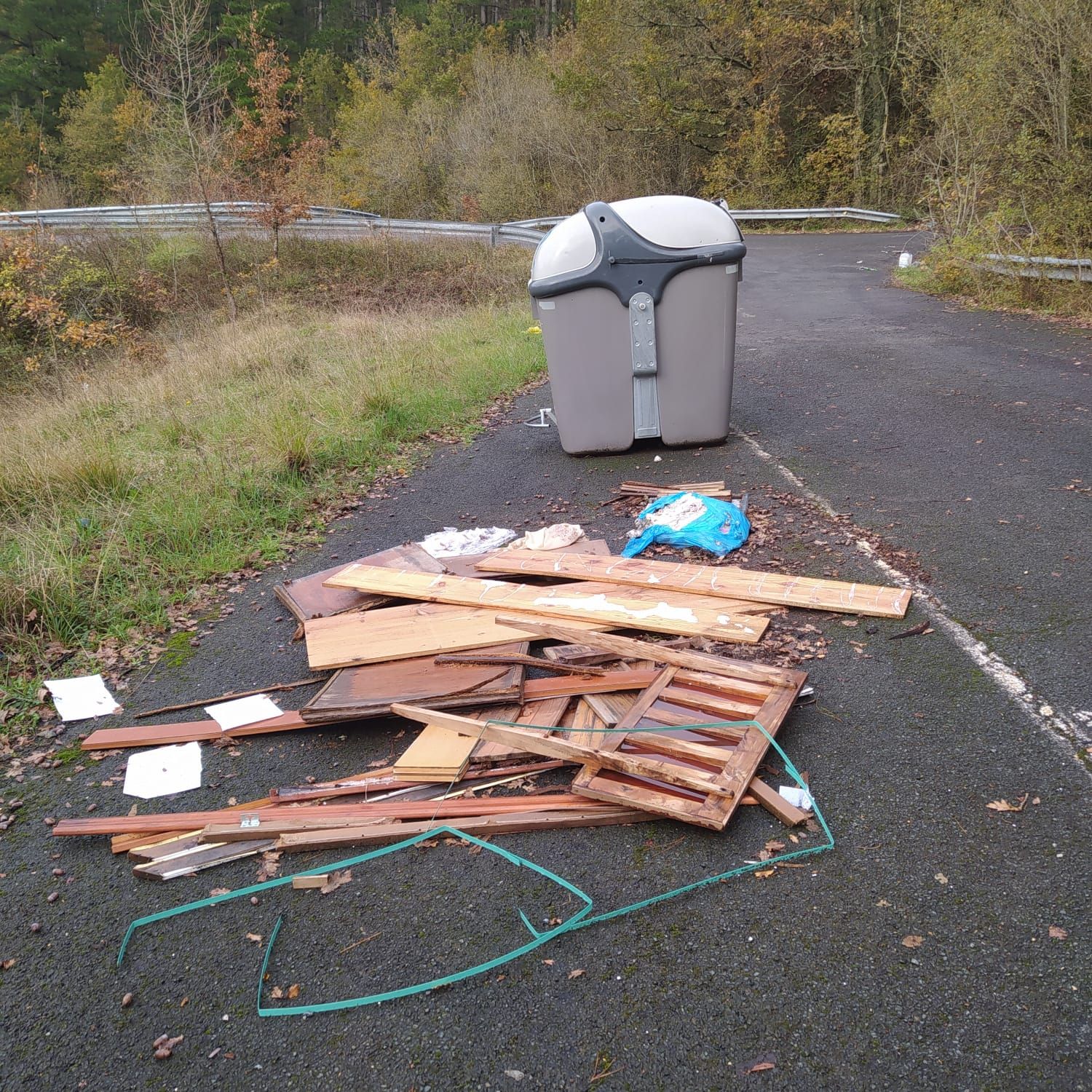 Residuos voluminosos junto a unos contenedores en una zona rural de Aiaraldea