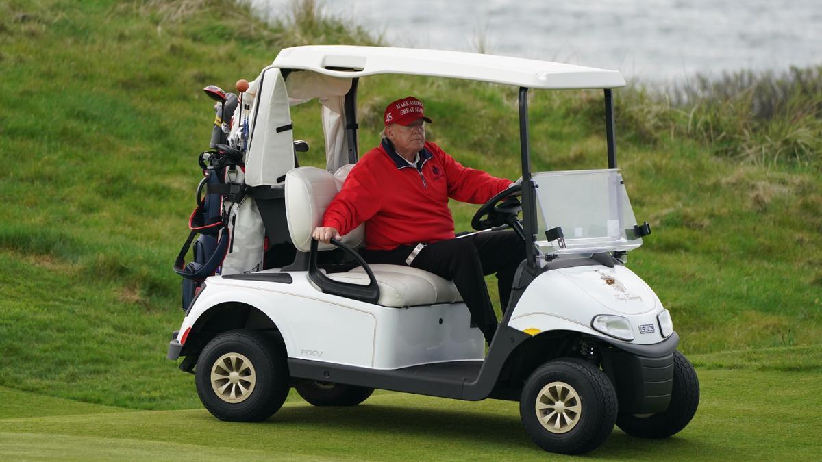 Donald Trump, en un carrito de un campo de golf en Irlanda.