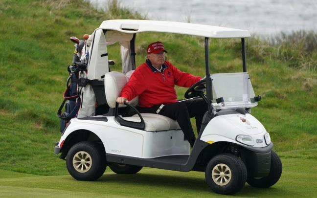 Donald Trump, en un carrito de un campo de golf en Irlanda.