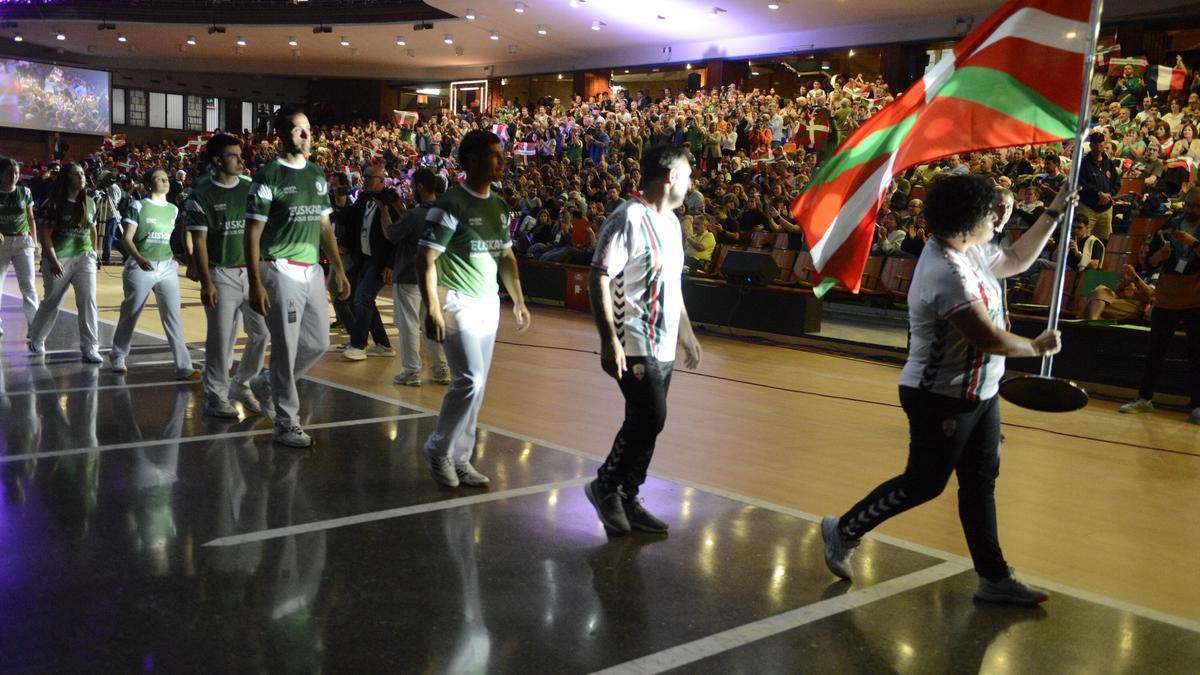 Euskal Selekzioa de cesta punta desfila en Gernika