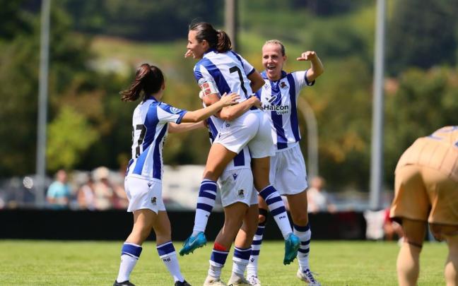 El equipo celebra un gol de Amaiur Sarriegi en pretemporada. / R.S.