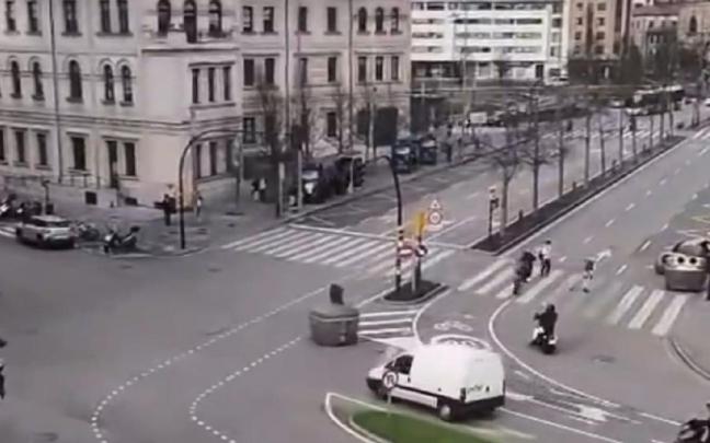 Un coche, cediendo el paso al contenedor por las calles de Gijón.