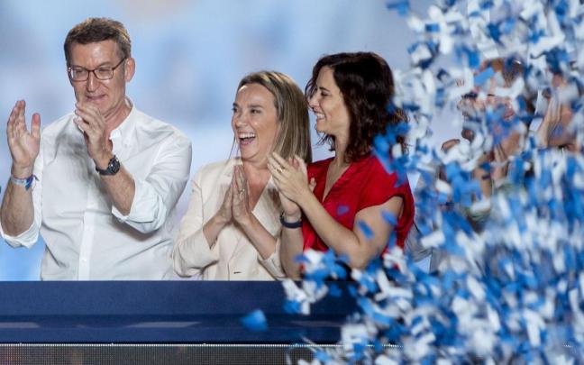 Alberto Núñez Feijóo celebra los resultados del 23-J junto a Cuca Gamarra e Isabel Díaz Ayuso.