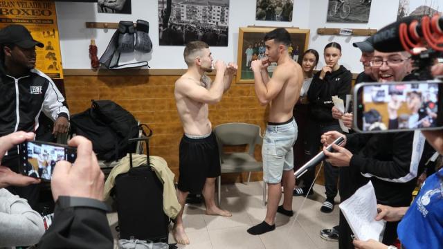 Dos de los boxeadores que tomaron parte en la velada de ayer, tras el pesaje.