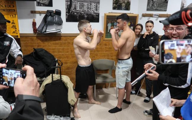 Dos de los boxeadores que tomaron parte en la velada de ayer, tras el pesaje.
