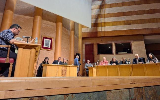 El concejal de Vox del Ayuntamiento de Mérida, Francisco Piñol, se marcha del pleno tras su renuncia.