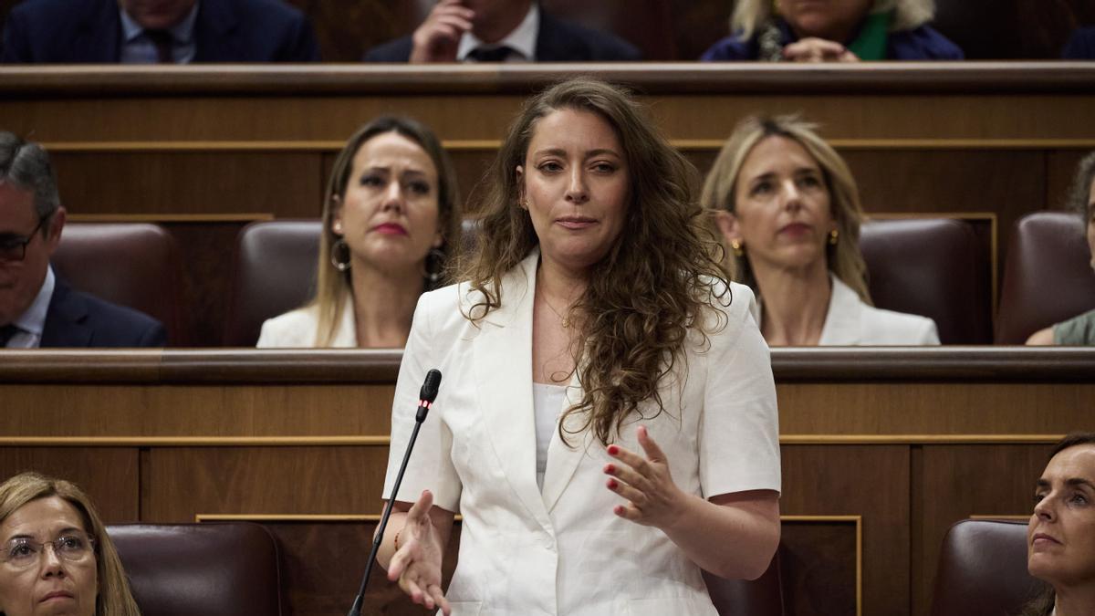 La diputada del PP Ester Muñoz interviene durante una sesión de control al Gobierno.